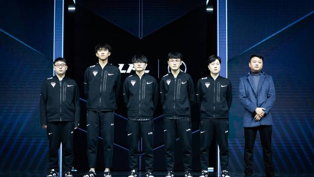 本赛季的首 本赛季的首